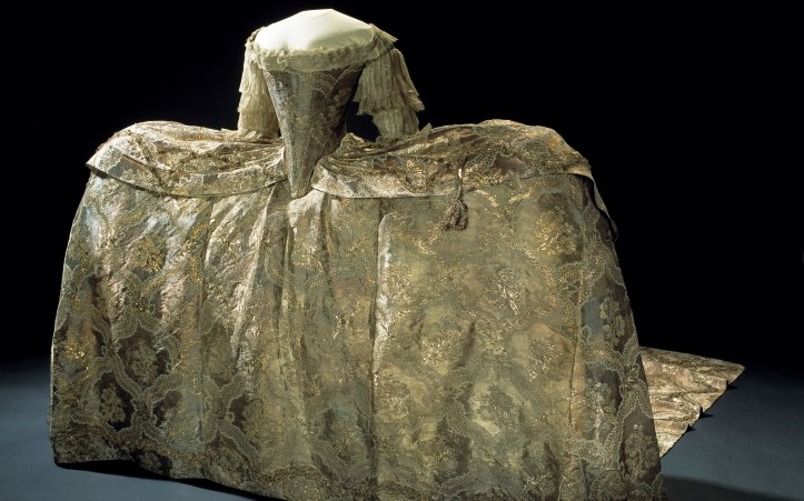 9.4 What Did the Bride Wear?